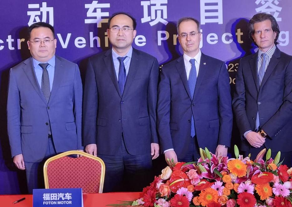 I protagonisti della firma dell’accordo tra Piaggio e Foton per realizzare veicoli commerciali elettrici