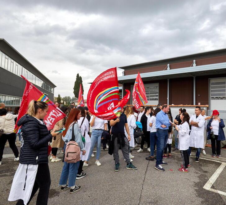 Il presidio dei lavoratori davanti allo stabilimento della Fontana Manifattura a Montelupo (Foto Juri Autovino)