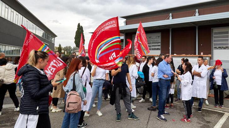 Il presidio dei lavoratori davanti allo stabilimento della Fontana Manifattura a Montelupo (Foto Juri Autovino)