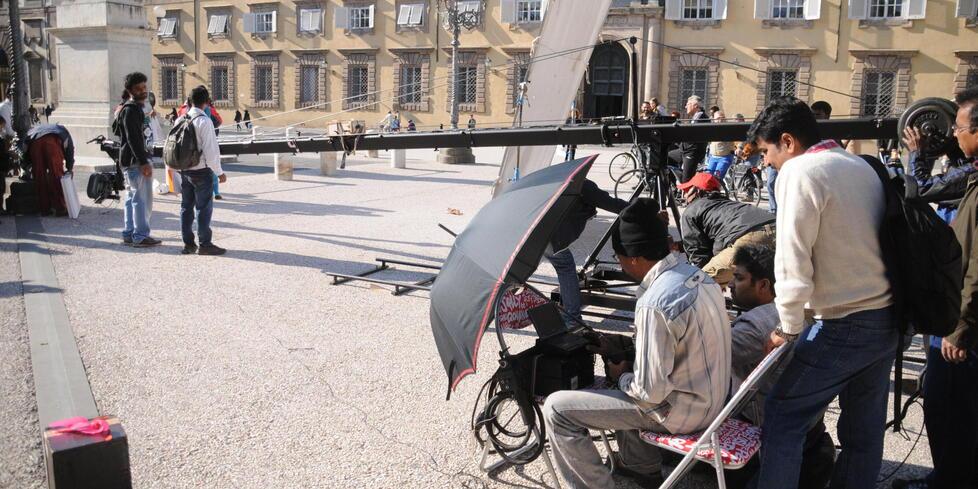 Una troupe durante alcune riprese in piazza Napoleone (foto archivio)