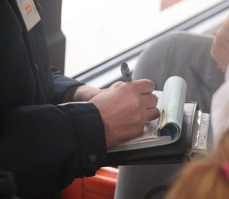 Un controllore su un bus (foto d’archivio)