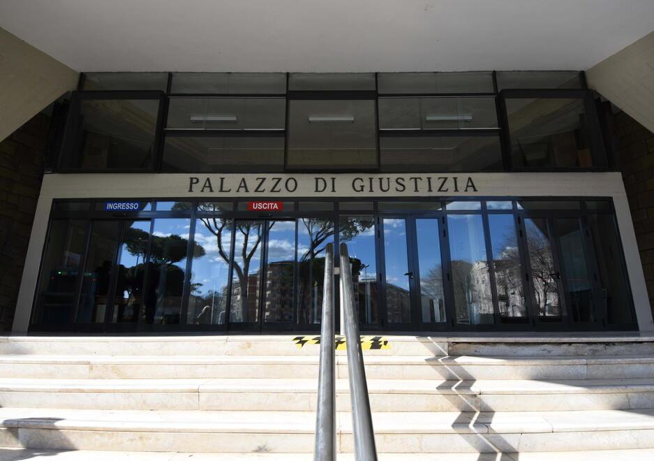«Aveva adescato una ragazzina». Condannato anche a risarcire<br>
