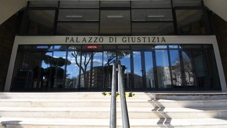«Aveva adescato una ragazzina». Condannato anche a risarcire<br>