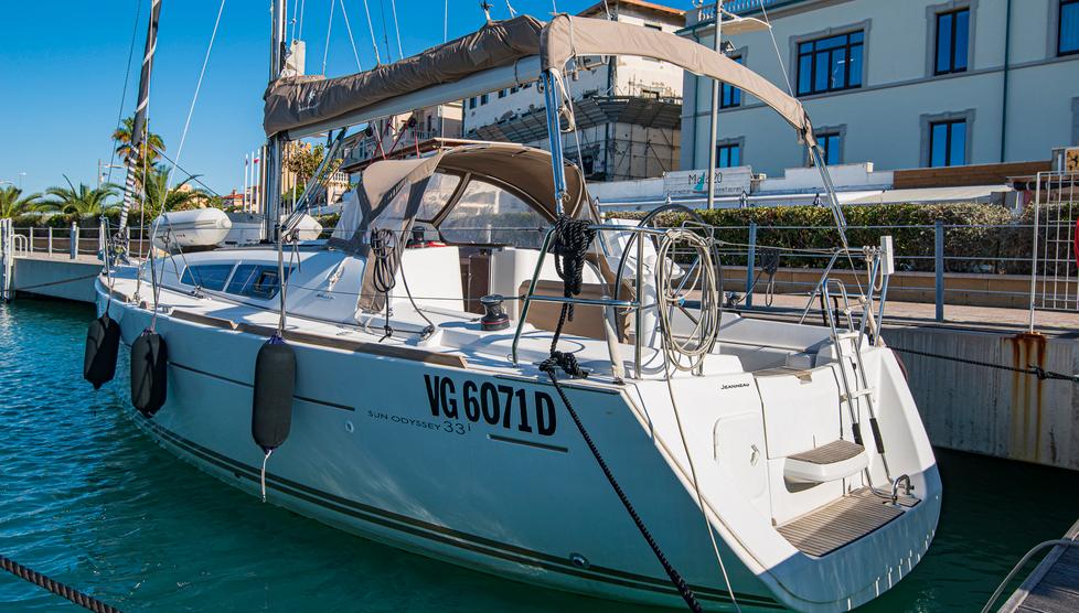 Una delle barche della flotta flotta di 13 imbarcazioni a vela, tra 10 e 15 metri, della società Palm Yachting ormeggiata nel porto Marina di S. Vincenzo