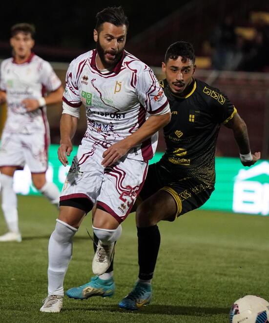 Il bomber Nicastro in azione nel corso del match dell’ultimo turno di campionato con il Rimini: nella scorsa stagione l’attaccante ha colpito la Torres (foto Silvi)