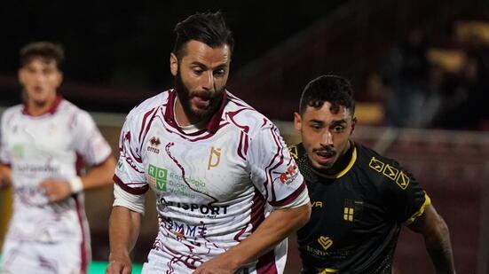 Il bomber Nicastro in azione nel corso del match dell’ultimo turno di campionato con il Rimini: nella scorsa stagione l’attaccante ha colpito la Torres (foto Silvi)