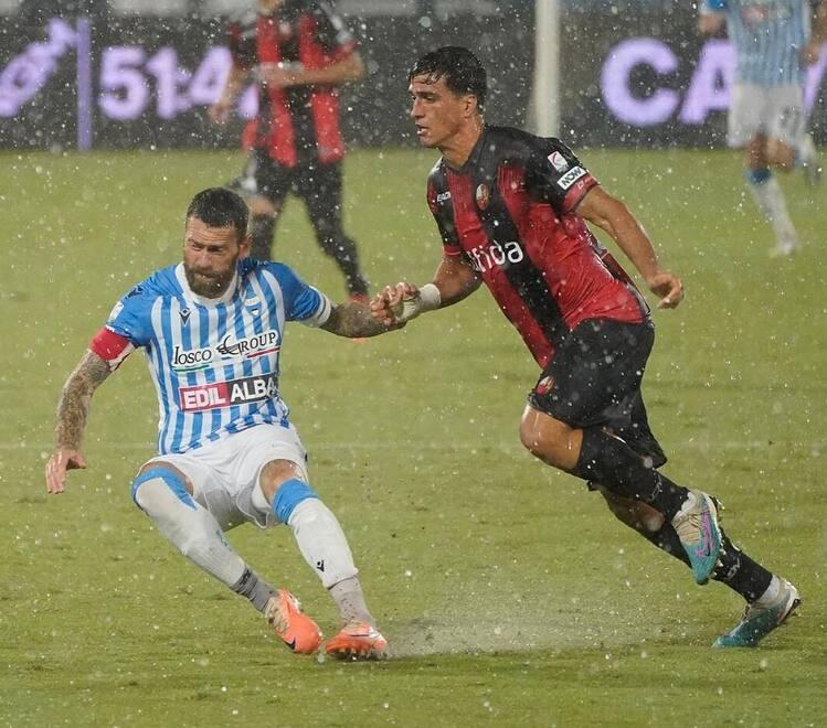 Duello tra Francesco Benassai e Mirko Antonucci nel diluvio di Ferrara con il centrale rossonero che realizzò il suo primo gol con la Lucchese(foto Nucci)