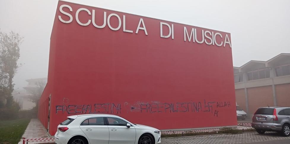 Mirandola. Trovati e denunciati gli autori delle scritte pro-Hamas: sono 4 giovani<br>
