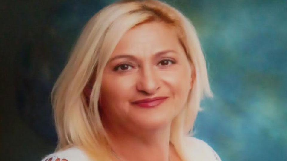 La bambina con il coniglietto di pezza