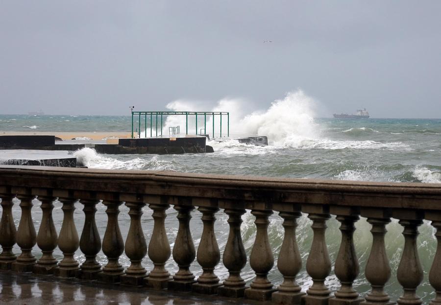 
	Il mare di Livorno sferzato dai venti associati alla perturbazione che sta colpendo la Toscana (Foto di Franco Silvi)

