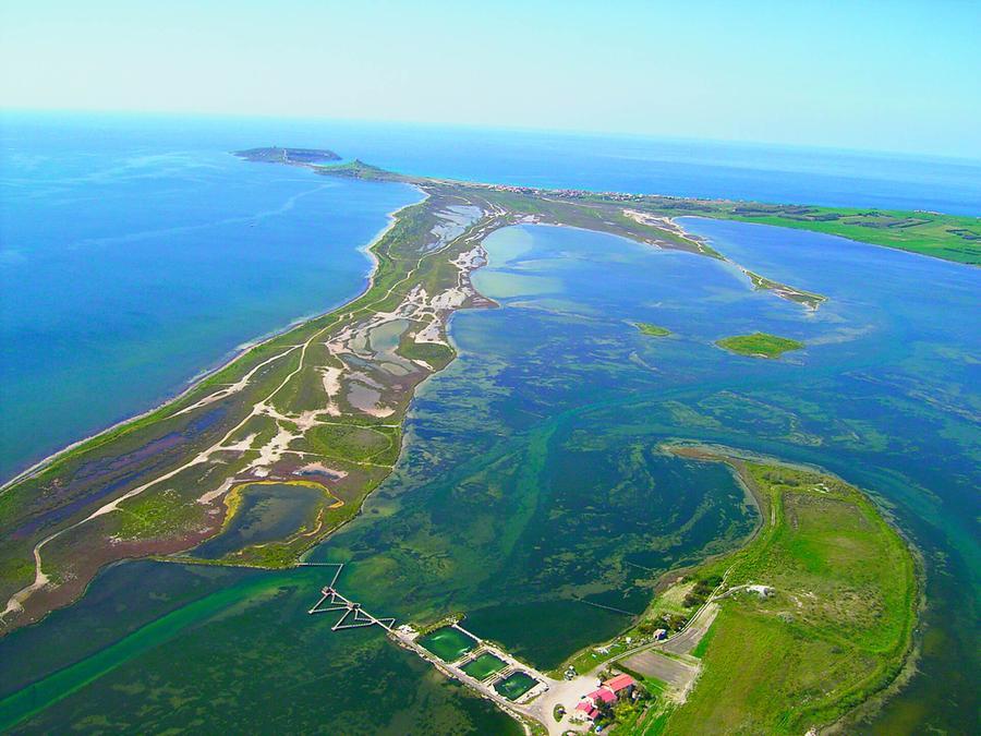 
	La laguna di Mistras nella zona di Cabras nell'area marina protetta, la laguna si affaccia su terre e uso civico


