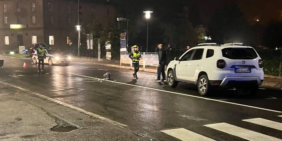 Castelvetro, attraversa la strada ed è travolto: a 87 anni è gravissimo 