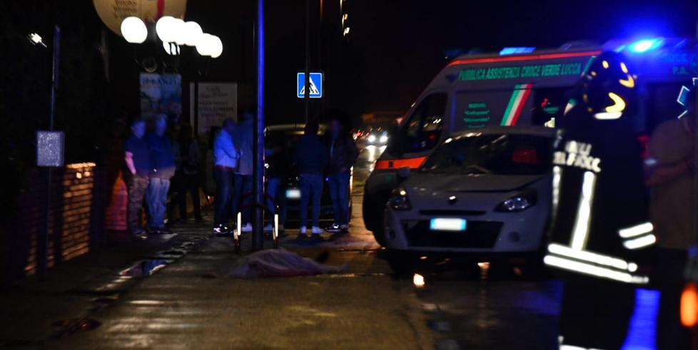 Un’immagine del tragico incidente sulla via Romana ad Antraccoli (foto Sernacchioli)