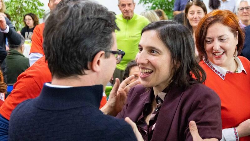Nardella strizza l’occhio a Schlein e strappa con l’area di Bonaccini: “Non prendo tessere di corrente”