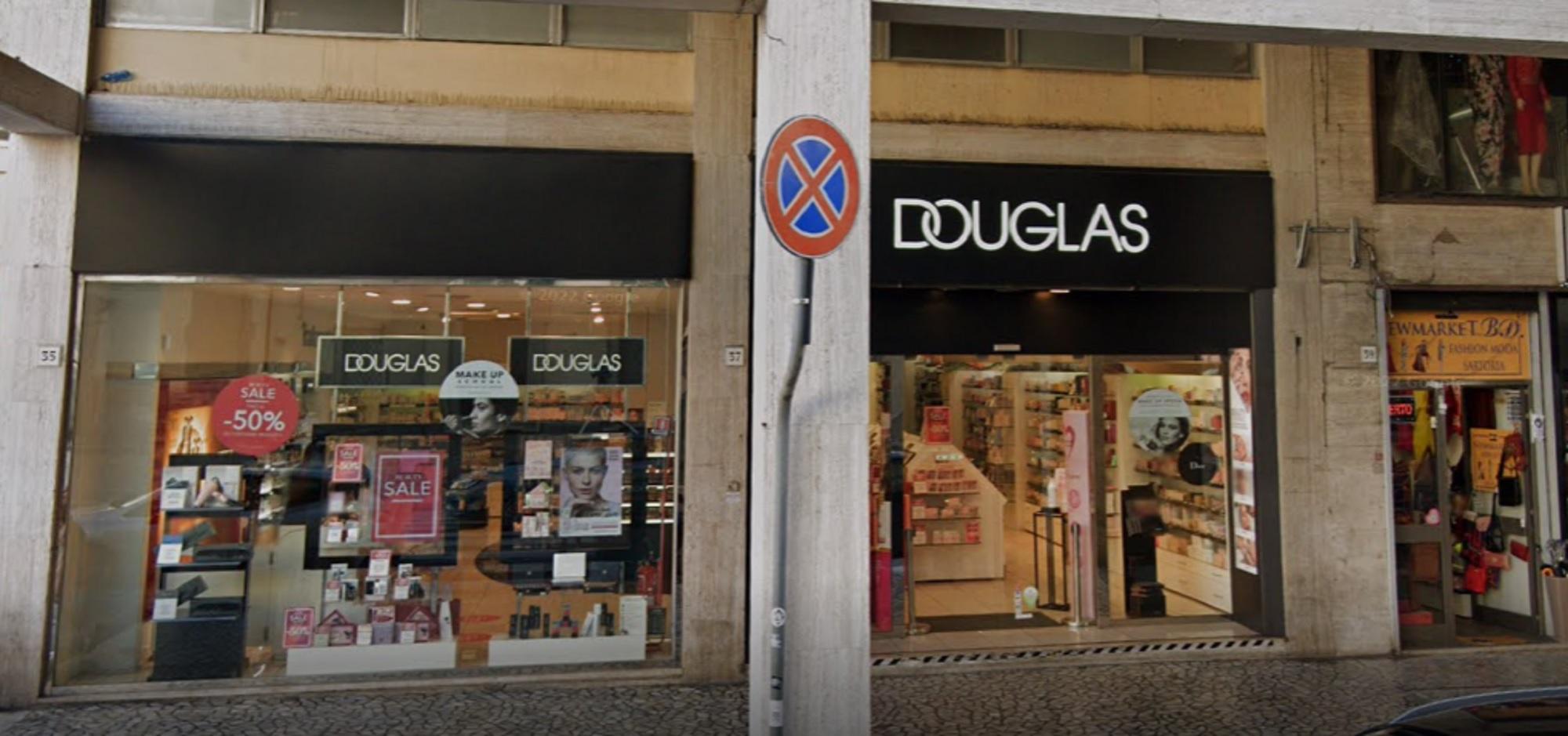 La profumeria Douglas di via Grande, quella assaltata