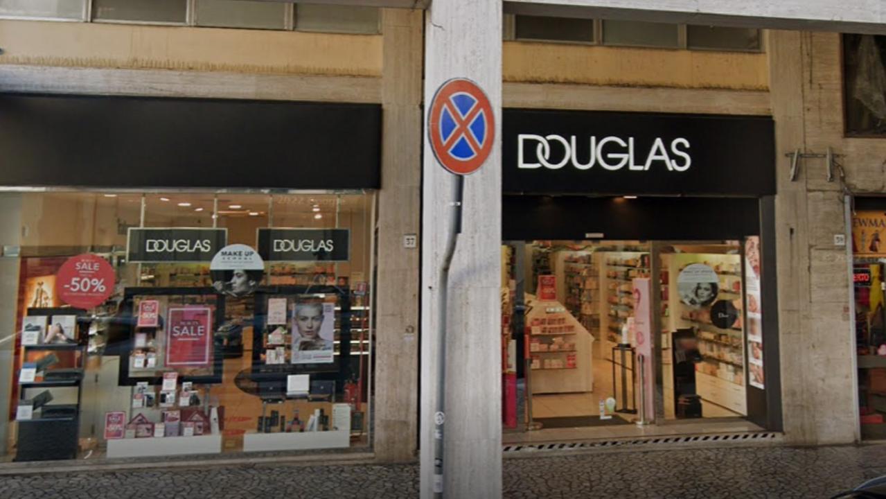 La profumeria Douglas di via Grande, quella assaltata