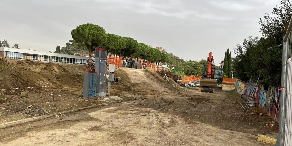 Il cantiere in corso per il rifacimento del ponte pedonale sul fiume Agliena