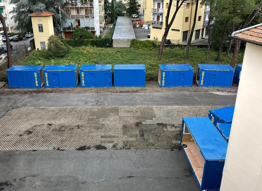In alto i moduli installati sul retro di via Mabellini