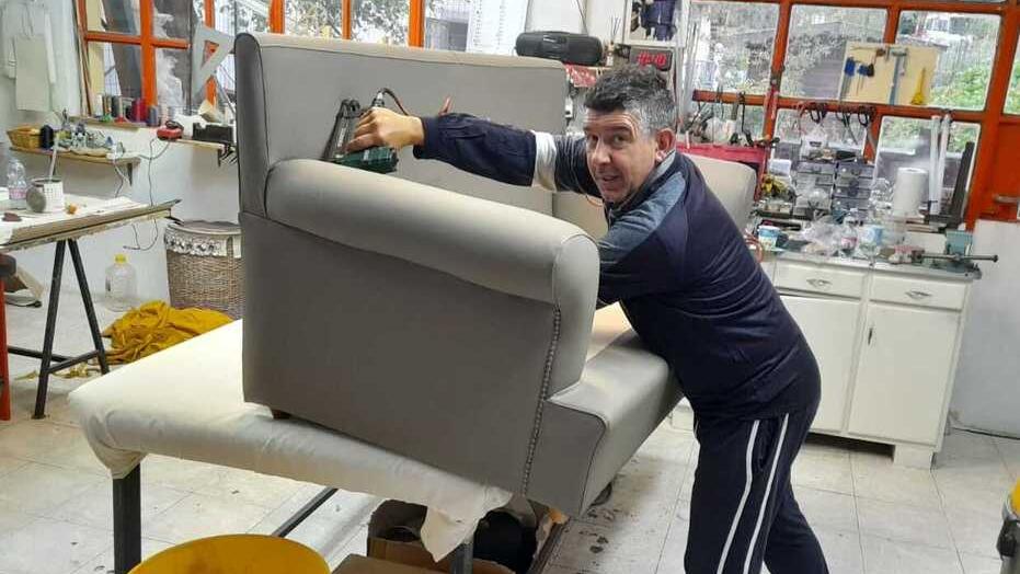 La scommessa vincente di Marco, unico tappezziere della montagna pistoiese: «Il segreto? Il passaparola»