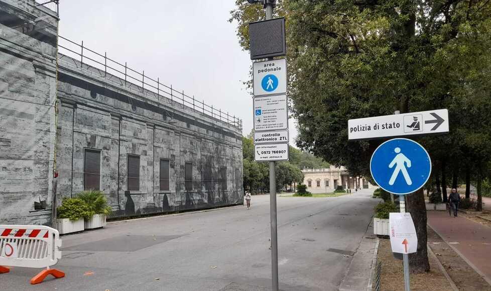 Uno degli undici nuovi varchi con telecamera installato a presidio di piazzale Giusti di fronte alle Terme Tettuccio