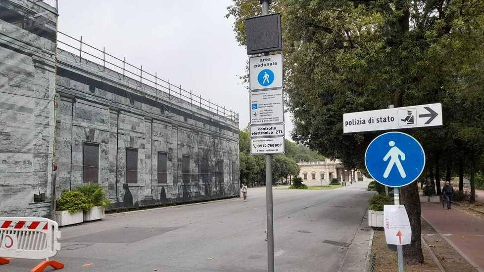 Uno degli undici nuovi varchi con telecamera installato a presidio di piazzale Giusti di fronte alle Terme Tettuccio