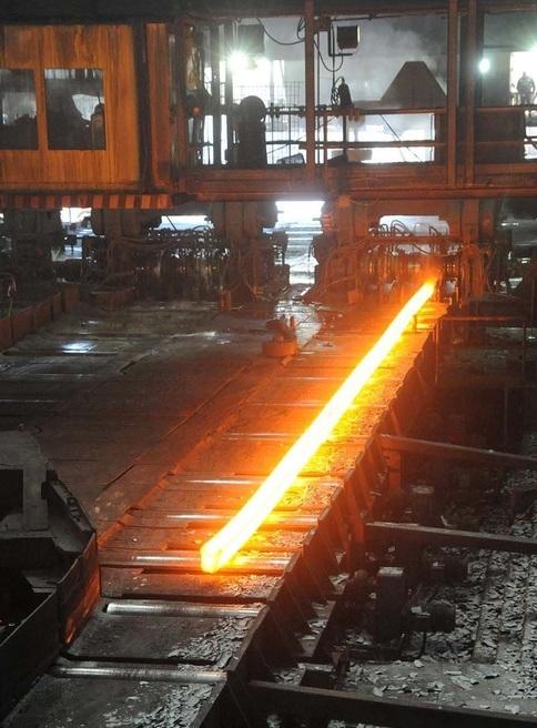 Il treno laminazione delle rotaie nello stabilimento Jsw Steel Italy (foto Paolo Barlettani)