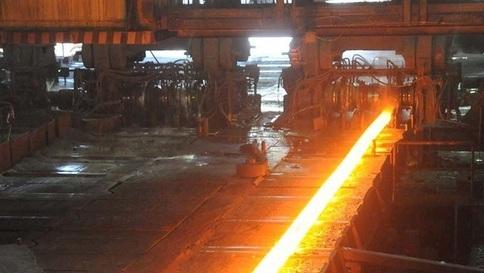 Il treno laminazione delle rotaie nello stabilimento Jsw Steel Italy (foto Paolo Barlettani)