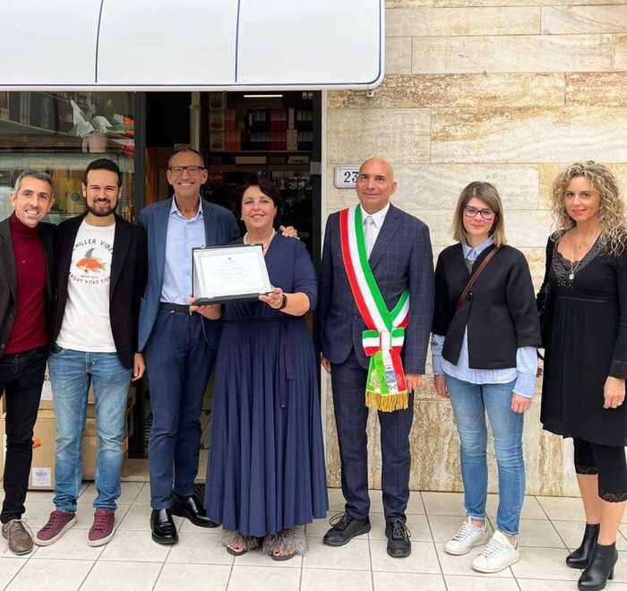 La consegna della targa a Manuela Marinai, titolare del negozio “Az” a Castelfranco di Sotto, con i rappresentanti di Confcommercio e Comune