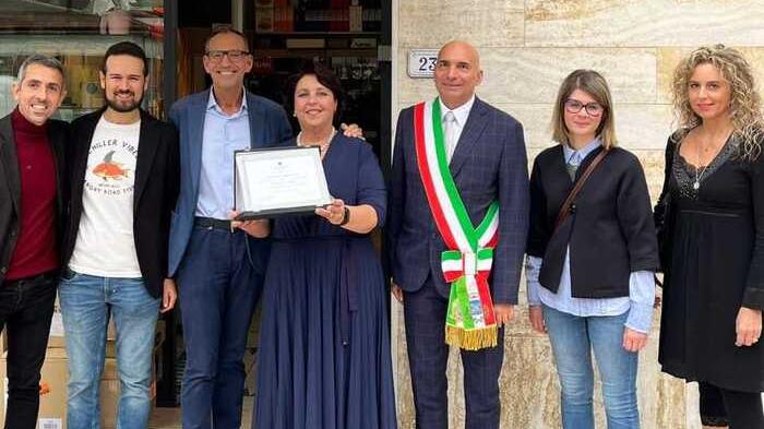 La consegna della targa a Manuela Marinai, titolare del negozio “Az” a Castelfranco di Sotto, con i rappresentanti di Confcommercio e Comune