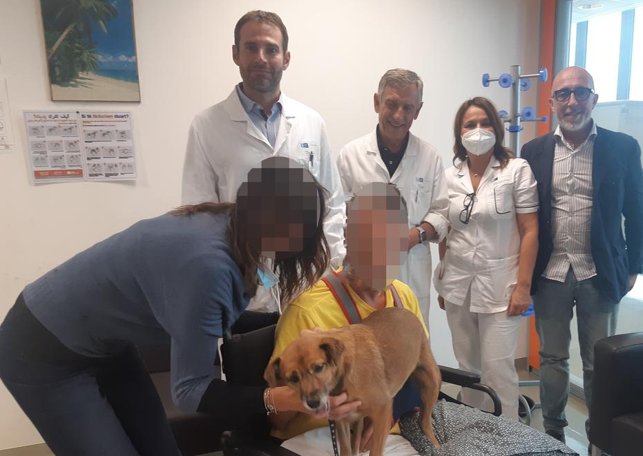 Pistoia, ricoverato per un ictus riabbraccia in ospedale la sua cagnolina Stella