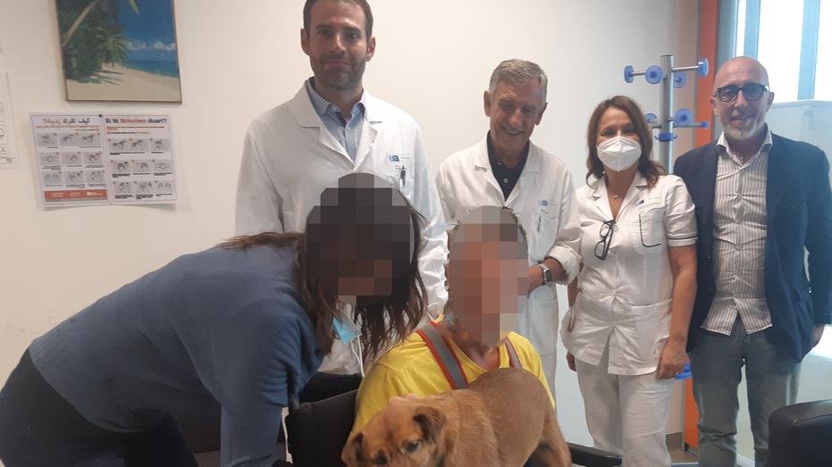 Pistoia, ricoverato per un ictus riabbraccia in ospedale la sua cagnolina Stella