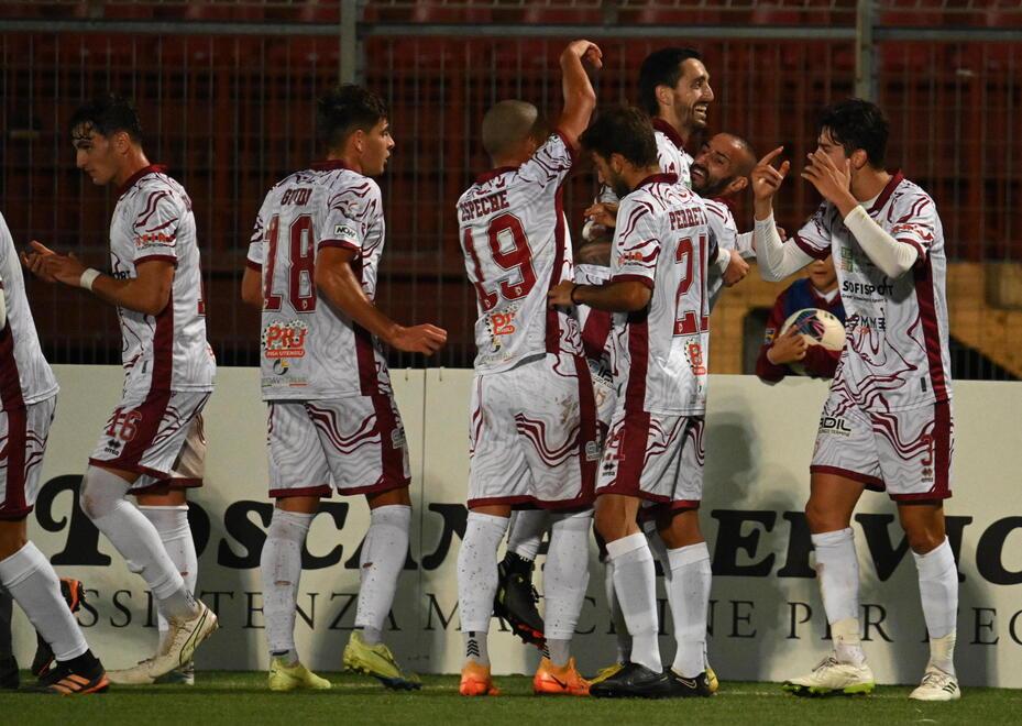 L’abbraccio tra i giocatori granata dopo uno dei gol messi a segno nella sfida contro il Rimini (foto Sivi)