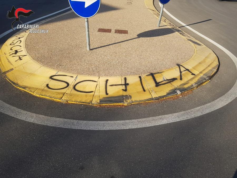 Bibbiano, deturpa con lo spray l’incrocio dove è morto il suo cane: denunciato