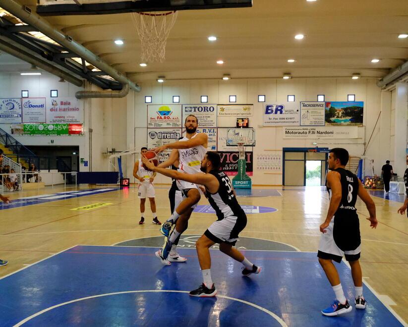 Bogdan Milojevic a canestro (foto Michele Falorni/Silvi)