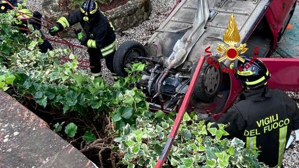 Auto si ribalta, muore un uomo grave la moglie