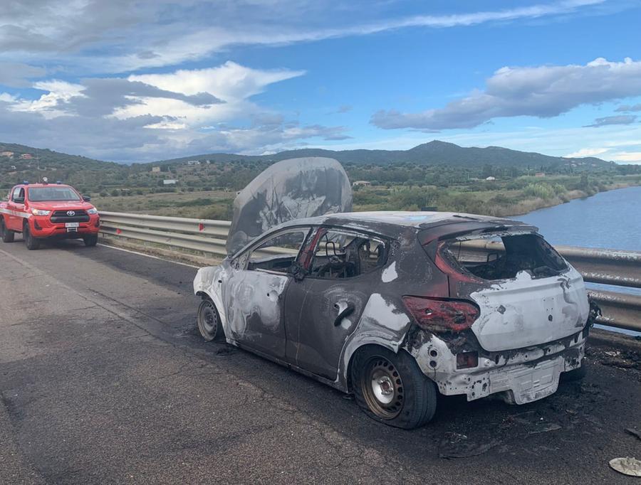 
	La carcassa dell'auto distrutta dalle fiamme

