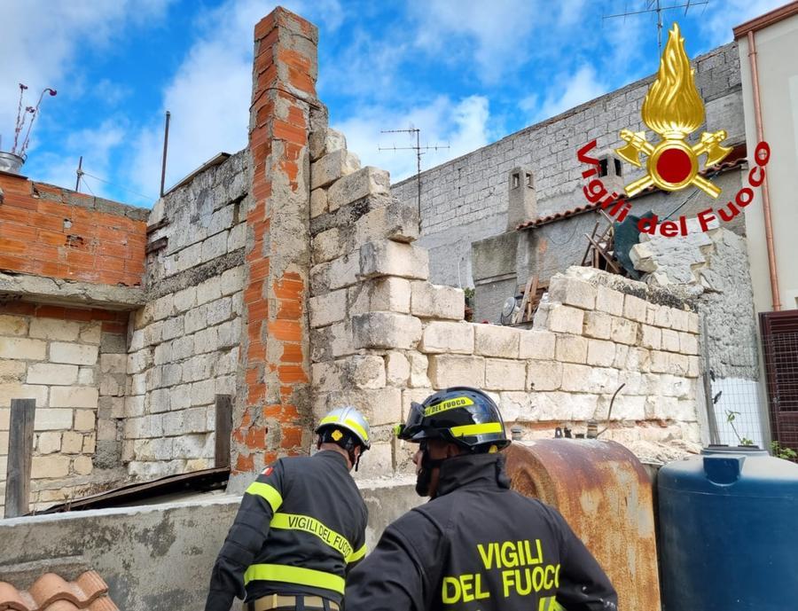 Ossi, due bimbi e un cane miracolosamente illesi nel crollo di un pezzo di solaio della loro casa e di una scala esterna