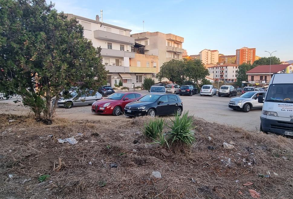 Nuoro, in rivolta gli abitanti di piazza Milano costretti a vivere in un campo da cross 