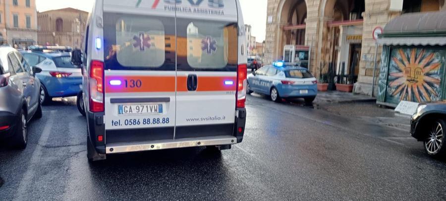 Cade sul marciapiede in piazza dei Mille: ferito un giovane