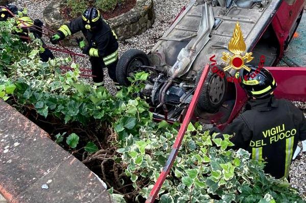Auto si ribalta in un giardino vicino a Vicchio: un morto e una ferita grave