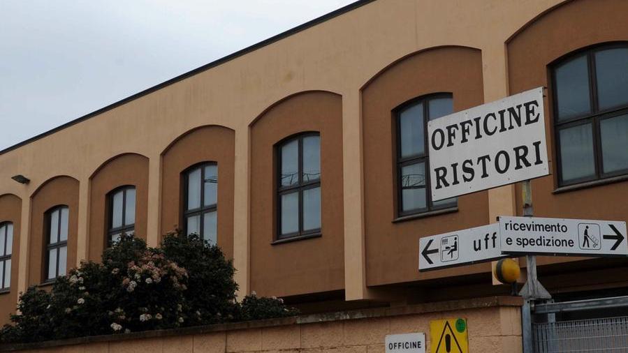 Caporeparto in t-shirt fascista urla frasi razziste agli operai: il gesto, le scuse e le accuse del sindacato