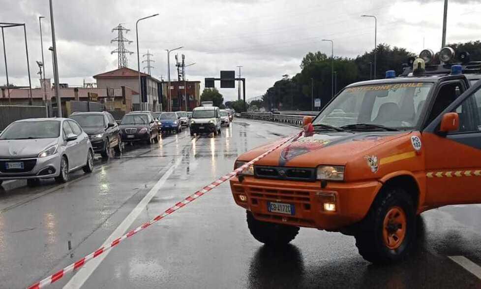 Prato, sottopassi allagati e chiusi: traffico in tilt e disagi in città