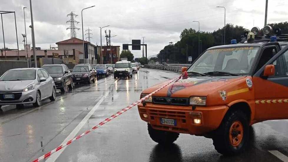 Prato, sottopassi allagati e chiusi: traffico in tilt e disagi in città