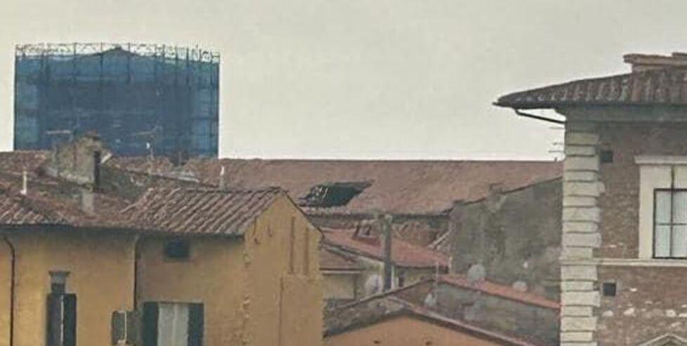 Pisa, crolla il tetto della chiesa di San Martino. Il parroco: «Danni gravi»