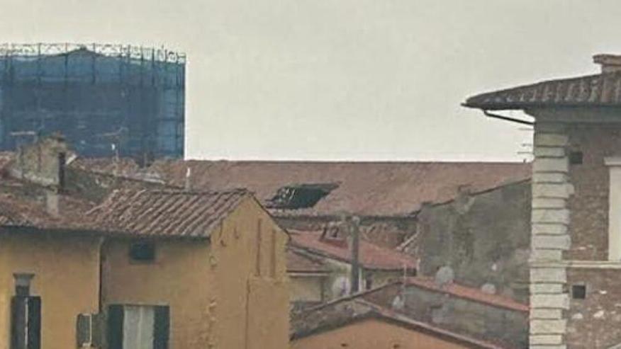 Pisa, crolla il tetto della chiesa di San Martino. Il parroco: «Danni gravi»