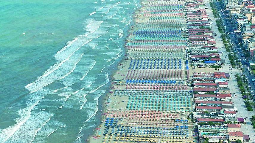 Versilia, i Comuni: pronti ad allungare di un anno le concessioni balneari. Perché è possibile farlo
