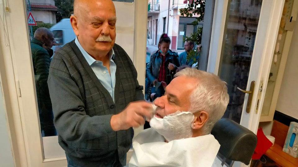 Il “sindaco” di Capezzano compie ottant’anni: grande festa per il barbiere “Robè”