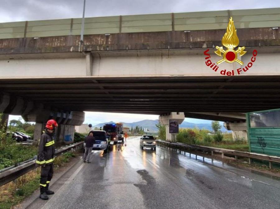 Calcinacci dal cavalcavia, niente accesso in Fi-Pi-Li da Ponsacco