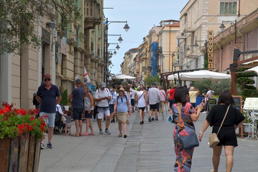 Case per i turisti, in Sardegna sono 25mila: ma gli affitti brevi snaturano le città e spopolano i paesi
