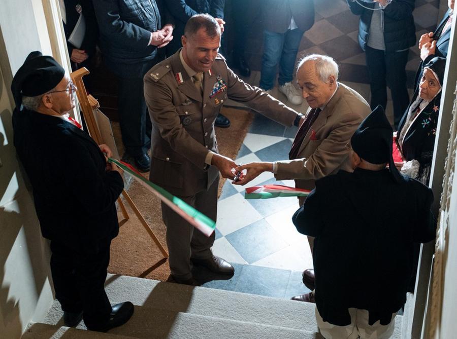 
	Il taglio del nastro della mostra&nbsp;con Francesco Alberti La Marmora e il generale&nbsp;Stefano Messina

